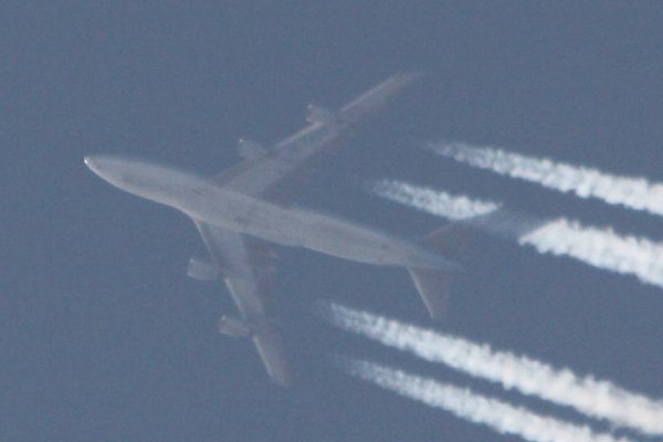 飛行機雲ができると雨が降る？！