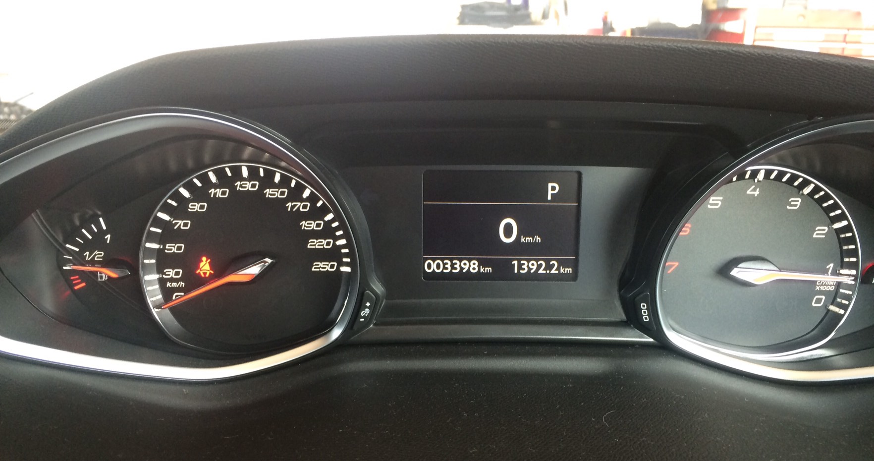 プジョーの車内にて…