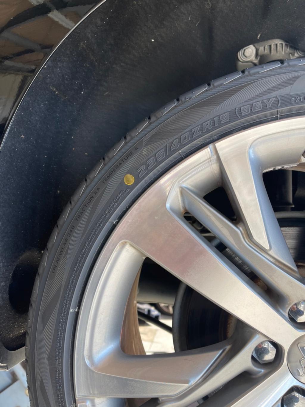 タイヤの横のマーク