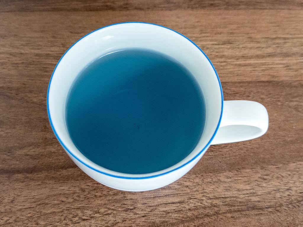 緑茶なのに青い??